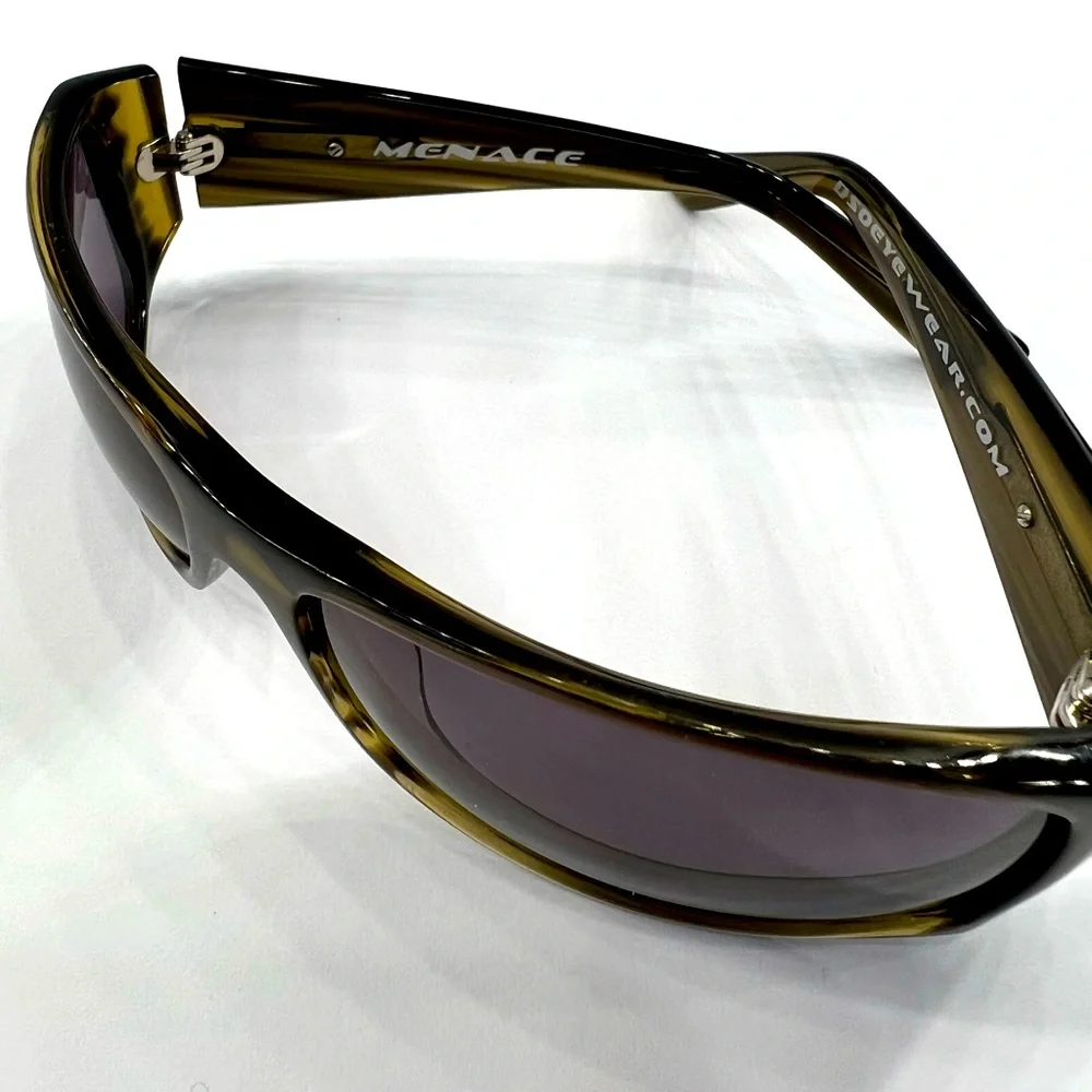 DSO Eyewear Menace Sunglasses in Shiny Black - Smoke